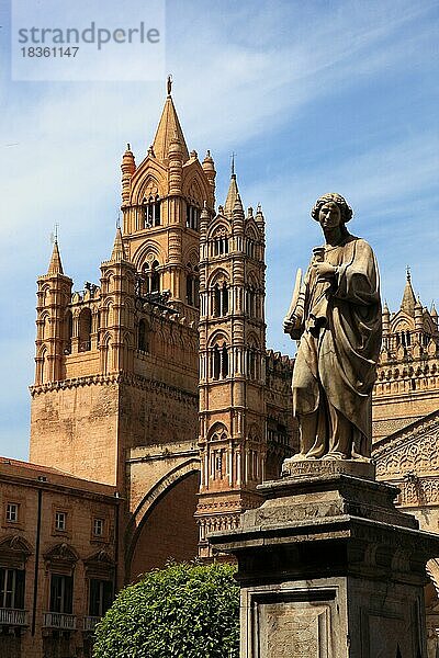 Stadt Palermo  der Westturm am Erzbischoeflichen Palais durch Spitzboegen mit der Kathedrale Maria Santissima Assunta verbunden  davor eine Statue einer Heiligen  UNESCO Weltkulturerbe  Sizilien  Italien  Europa