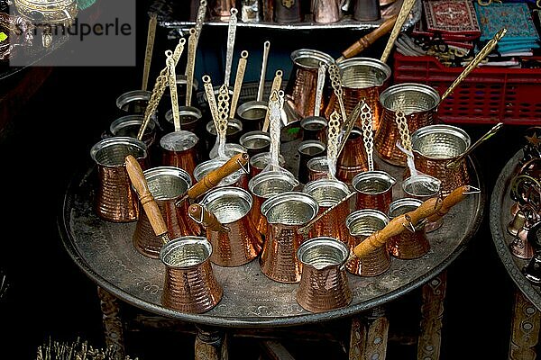 Türkische Kaffeekannen aus Metall im traditionellen Stil