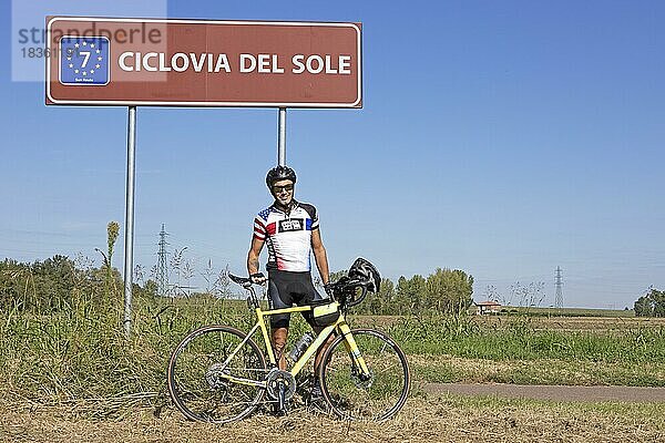 Mann  55  mit Rennrad auf der Ciclovia del Sol  Teil der Eurovelo 7  Enilia Romagna  Italien  Europa