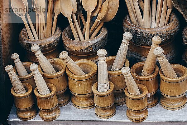 Mörser und Stößel aus Holz als traditionelle Küchengeräte