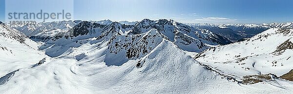 Alpenpanorama  Mitterzeigerkogel  Luftaufnahme  Gipfel und Berge im Winter  Sellraintal  Kühtai  Tirol  Österreich  Europa