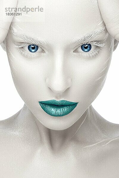 Schönes Mädchen in das Bild der Albino mit blauen Lippen und weißen Augen. Kunst Schönheit Gesicht. Bild im Studio auf einem weißen Hintergrund genommen