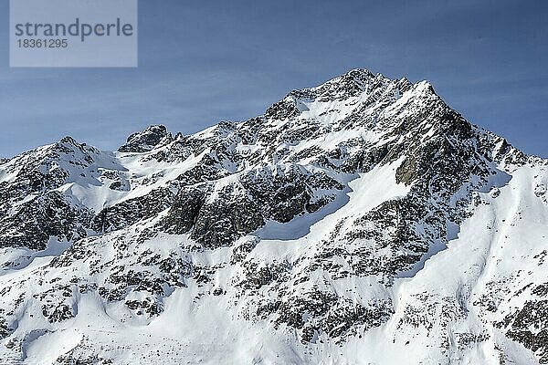 Gipfel und Berge im Winter  Sellraintal  Stubaier Alpen  Kühtai  Tirol  Österreich  Europa