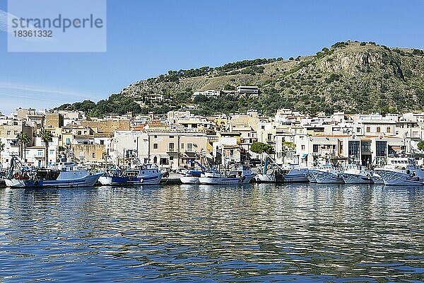 Fischerboote im Hafen von Porticello  Region Palermo  Sizilien  Italien  Europa