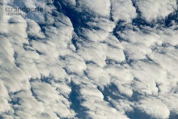 Weiße Wolken sind in den blauen Himmel Hintergrund