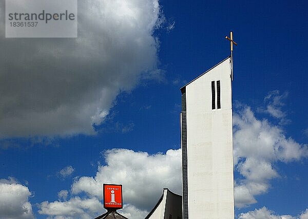 Moderne Kirche und Hinweis auf Touristen Information  Autobahnkirche St. Christoperus  Himmelkron  Landkreis Kulmbach  Oberfranken  Bayern  Deutschland  Europa