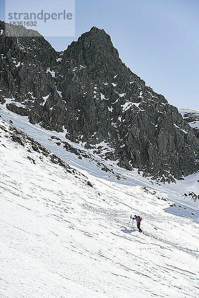 Skitourengeher am Aufstieg in einer Scharte  Berge im Winter  Kühtai  Tirol  Österreich  Europa