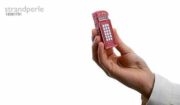Telefonzelle in der Hand auf einem weißen Hintergrund