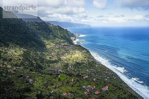 Ort Arco de São Jorge  Meer  Küstenlandschaft  Miradouro da Beira da Quinta  Madeira  Portugal  Europa