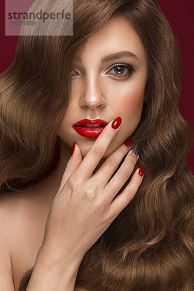 Schönes Mädchen mit einem klassischen Make-up  Locken Haar und bunten Nägeln. Maniküre Design. Schönheit Gesicht. Foto im Studio aufgenommen