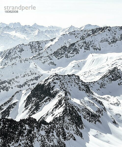 Gipfel und Berge im Winter  Sellraintal  Stubaier Alpen  Kühtai  Tirol  Österreich  Europa