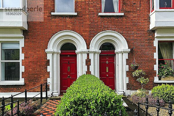 Typische Reihenhäuser mit kleinem Vorgarten  zwei rote Türen  Dublin  Irland  Europa