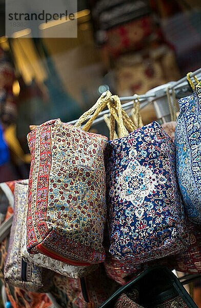 Traditionelle  handgefertigte Taschen aus gewebtem Stoff