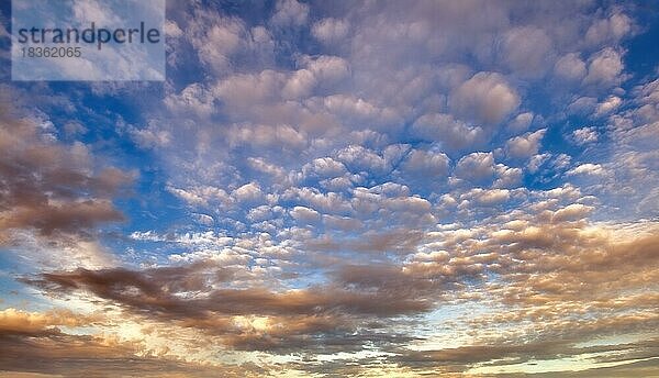 Stimmungsvolle Wolkenbildung (Altocumulus) bei Sonnenuntergang