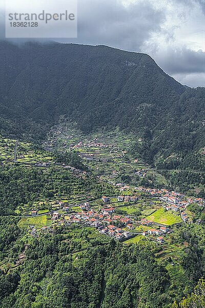 Ortsansicht und Berge  Boaventura  Madeira  Portugal  Europa