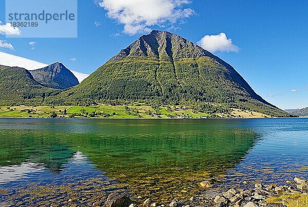 Steile Berge spiegeln sich im Wasser eines Fjordes  Aldersund  FV 17  Kystriksveien  Nordland  Norwegen  Europa