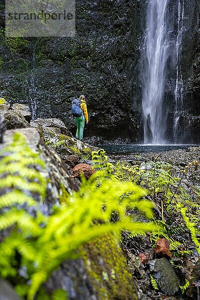 Abenteuer in der Natur  Wanderin am Wasserfall Caldeirão Verde am PR9 Levada do Caldeirão Verde  Madeira  Portugal  Europa