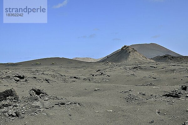 Gebirgskette mit Vulkanen im Nationalpark Timanfaya  Lanzarote  Kanaren  Spanien  Europa