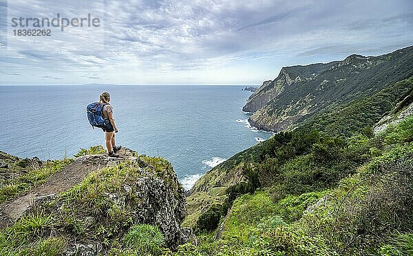 Wanderin am Wanderweg Vereda do Larano  Steilküste  Madeira  Portugal  Europa
