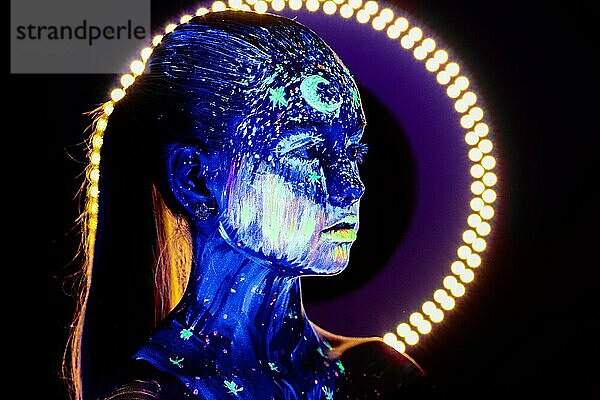 Porträt eines schönen Mädchens mit ultravioletter Farbe im Gesicht. Mädchen mit Neon-Make-up in Farbe Licht