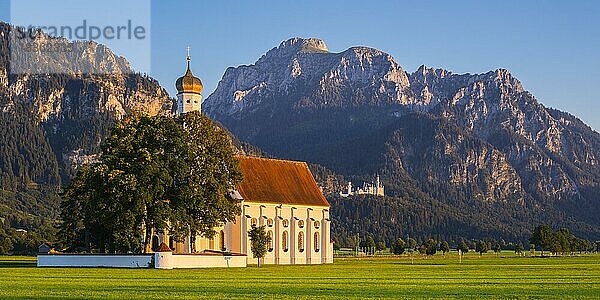 Wallfahrtskirche St. Coloman  dahinter Schloss Neuschwanstein  Schwangau  bei Füssen  und der Säuling  2047m  Allgäu  Bayern  Deutschland  Europa