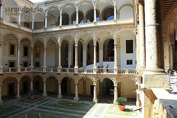 Stadt Palermo  Palazzo Reale  koeniglicher Palast  auch Palazzo dei Normanni oder Normannenpalast genannt  im Innenhof  UNESCO Weltkulturerbe  Sizilien  Italien  Europa