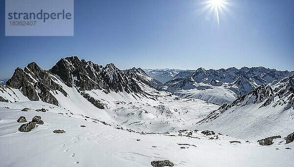 Aufsteig zum Pirchkogel  Ausblick auf verschneite Berge mit Irzwänden  Kühtai  Stubaier Alpen  Tirol  Österreich  Europa