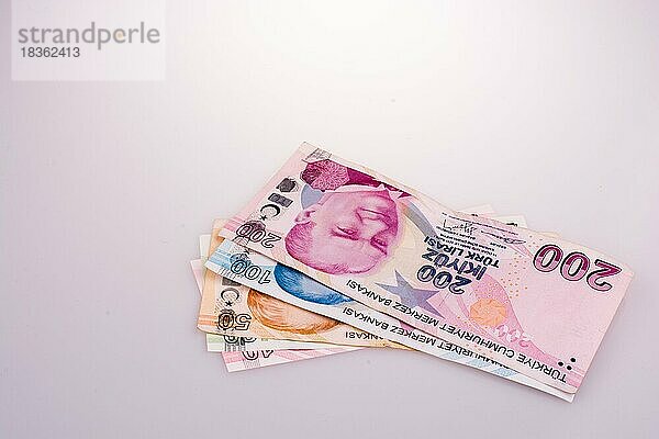 Türkische Lira-Banknoten in verschiedenen Farben  Mustern und Werten auf weißem Hintergrund