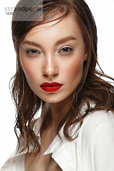 Schöne sexy Frau mit klassischem Make-up  Mode Haare und rote Lippen. Schönes Gesicht. Foto im Studio aufgenommen
