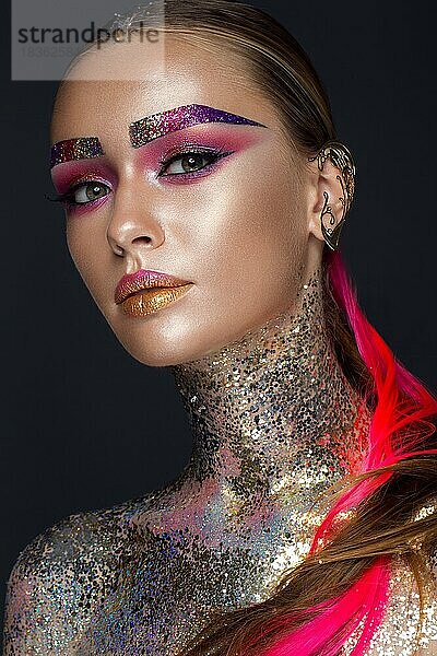 Schönes Mädchen mit kreativen Glitter Make-up mit funkelt  ungewöhnliche Augenbrauen. Schönheit ist eine Kunst Gesicht. Foto im Studio aufgenommen