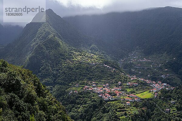 Ortsansicht  Boaventura und Bergtal  Madeira  Portugal  Europa