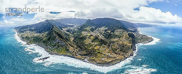 Panorama  Küstenlandschaft  Berge und Meer  Luftaufnahme  Blick auf die Insel  bei Boaventura  Madeira  Portugal  Europa