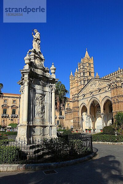 Stadt Palermo  der Westturm des Erzbischoeflichen Palais und die Kathedrale Maria Santissima Assunta mit dem Portikus  dem Hauptportal im spaetgotischen Stil  davor die Statue von Santa Rosalia  oder Divae Rosalia  der Schutzheiligen der Stadt  UNESCO Weltkulturerbe  Sizilien  Italien  Europa