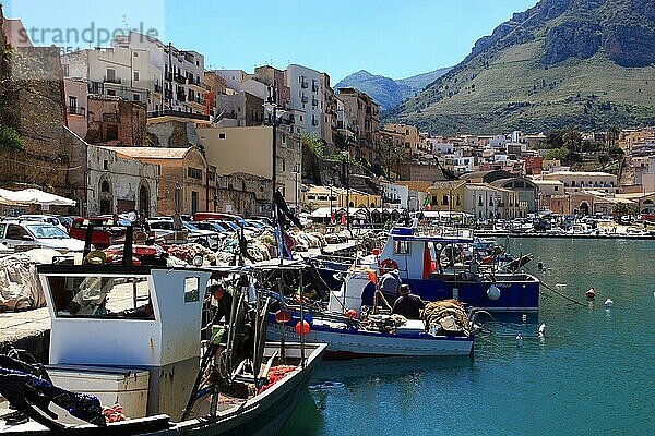 Boot im Fischerhafen von Castellammare del Golfo  Gemeinde in der Provinz Trapani  Sizilien  Italien  Europa