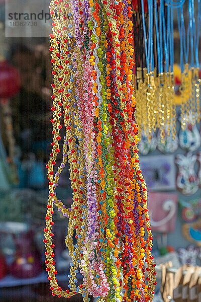 Traditionelle Stickerei für Frauenschal und Kleidung