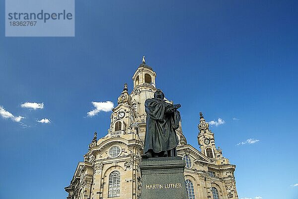 Martin Luther Denkmal  dahinter die Frauenkirche  Neumarkt  Dresden  Sachsen  Deutschland  Europa