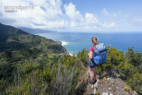 Wanderin am Grat des Pico do Alto  Blick über Küstenlandschaft  Madeira  Portugal  Europa