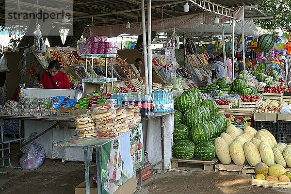 Obst- und Gemüsemarkt an der Straße  Kochkor  Kirgisistan