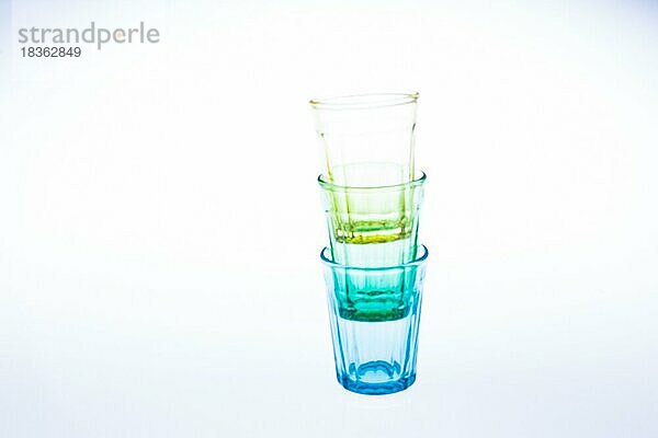 Buntes Trinkglas auf weißem Hintergrund