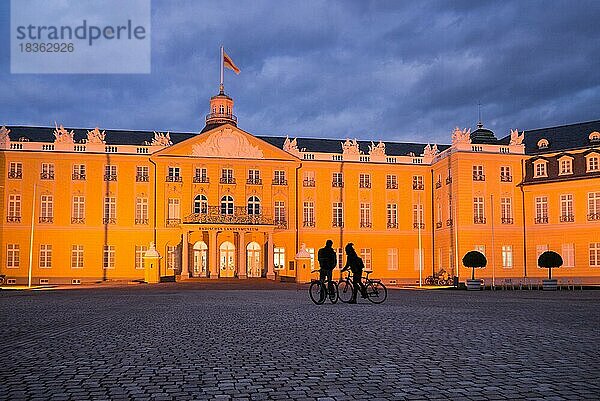 Beleuchtetes Schloss in Karlsruhe  Deutschland  zur blauen Stunde  Europa