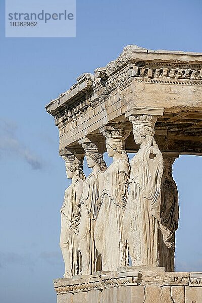 Säulenfiguren  Erechtheion Tempel mit Karyatiden  Karyatidenhalle  Akropolis  Athen  Griechenland  Europa