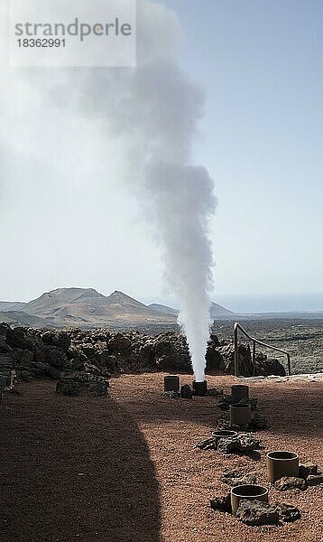 Wasserfontäne durch natürliche Vulkanhitze im Besucherzentrum im Nationalpark Timanfaya  Lanzarote  Kanaren  Spanien  Europa