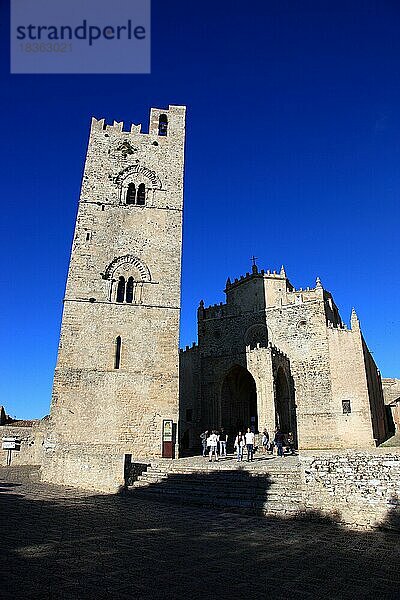 Ort Erice in der Provinz Trapani  die Hauptkirche Chiesa Madre auch Duomo dell Assunta genannt  Sizilien  Italien  Europa