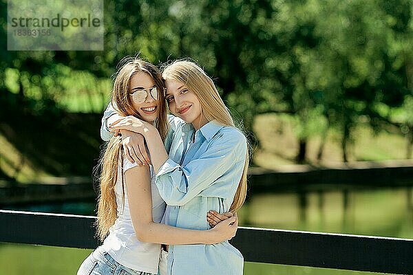 Zwei schöne junge Frauen  die sich umarmen