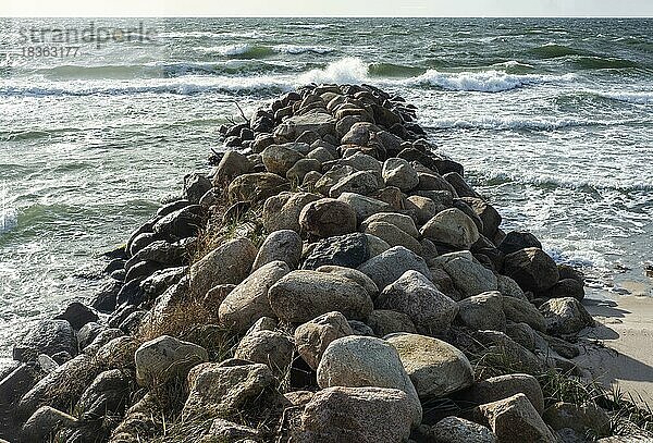 Steinpfeiler als Schutz gegen die Erosion des Strandes in Löderup  Ystad  Südküste von Skåne  Ostsee  Schweden  Europa