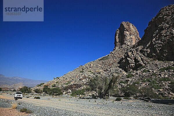 Wadi bei Al Hamra mit dem Colemans Rock  Oman  Asien