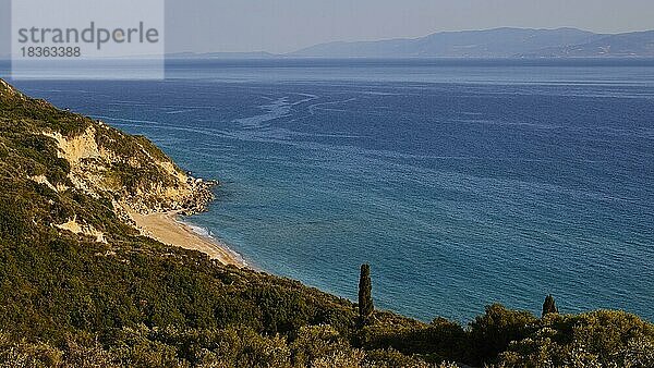 Koroni Beach  einsamer Strand  Norden der Insel  Steilküste  blauer wolkenloser Himmel  Insel Kefalonia  Ionische Inseln  Griechenland  Europa