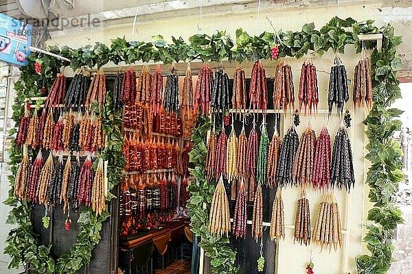 Traditionelle würstchenförmige Bonbons mit Walnussfüllung