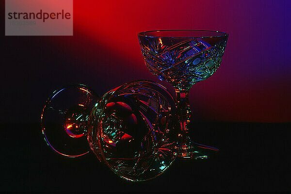 Gläser aus Bleikristall  geschliffen  Spiel mit buntem Licht  Glas  Studioaufnahme