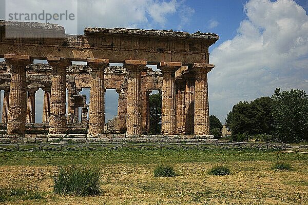 Die Basilika  Heratempel  in Paestum  Kampanien  Italien  Europa